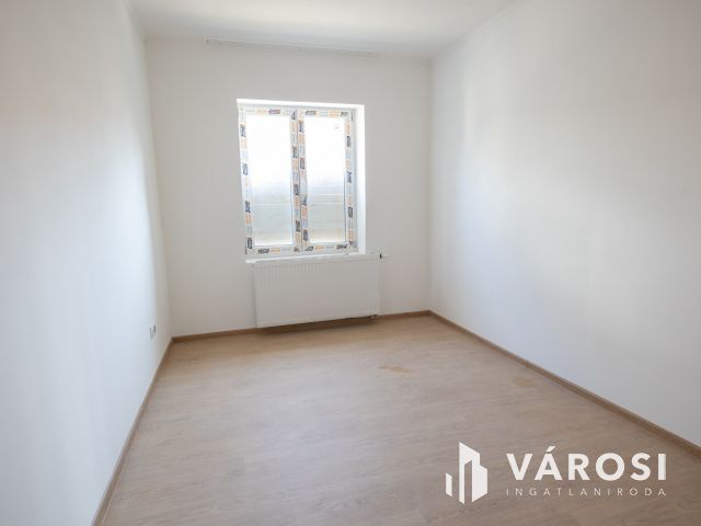 Három generációs 6 szobás családi ház Tápén
