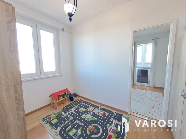 Egyetemközeli 3 szobás panel lakás eladó