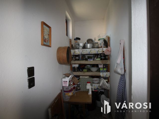 Vásárhelyen, Újvároson 6 szobás családiház ajánlat.