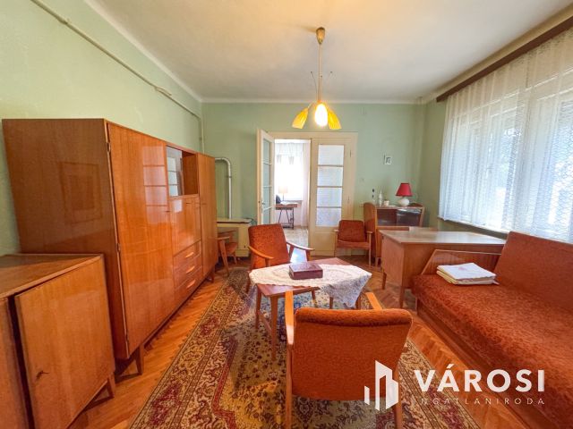 Masszív szerkezetű, tágas családi ház központi helyen