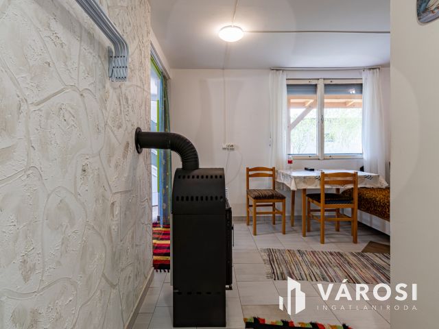 Lakhatásra is alkalmas zártkerti házikó, nagy telekkel eladó