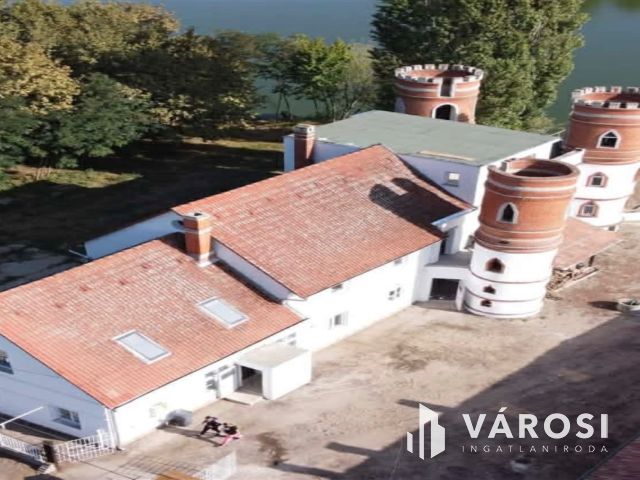 Kastélyjellegű birtok panorámával és saját vízparttal