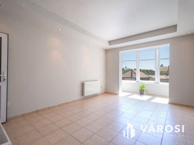 Napfényes, 83 m2 lakás + 102 m2 telekrész üzleti célra