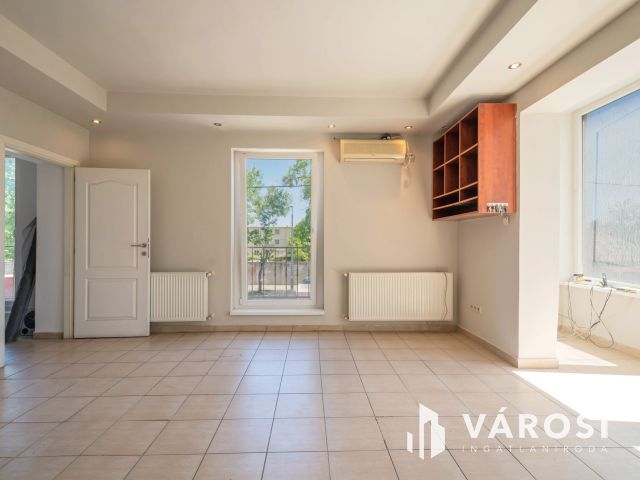 Napfényes, 83 m2 lakás + 102 m2 telekrész üzleti célra