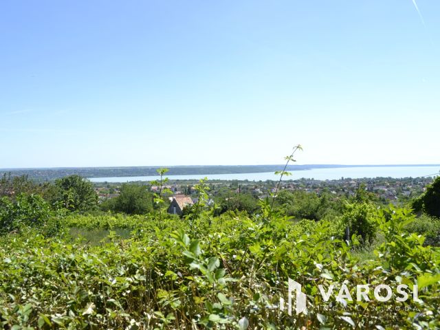 Balatonalmádiban, panorámás zártkert eladó!