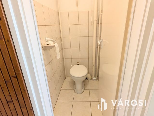Sorház kis kerttel a belváros kiváló részén!