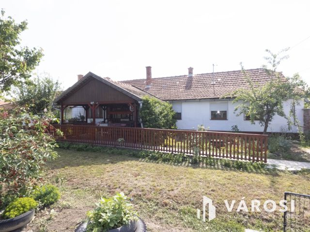 Okányban családi ház központi helyen eladó