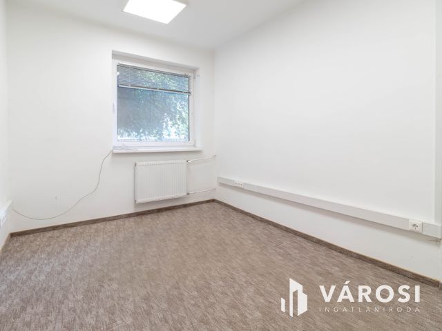 Fáy utcai irodaépületben földszinti, 16 m2-es iroda kiadó
