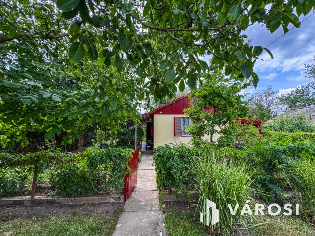Szép kis nyaraló parkosított kerttel