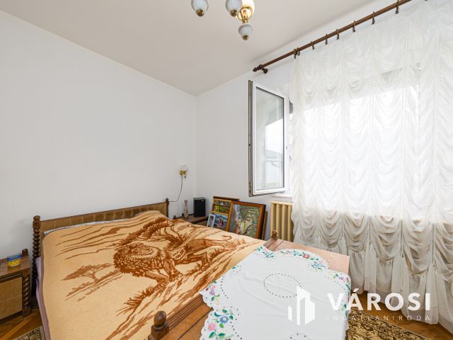 Masszív kétszintes családi ház 6 szobával