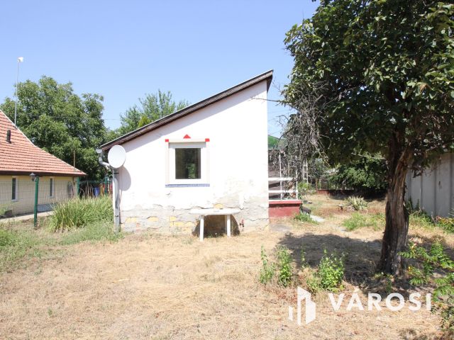 KERTES HÁZ A ZÁRT KERTBEN.