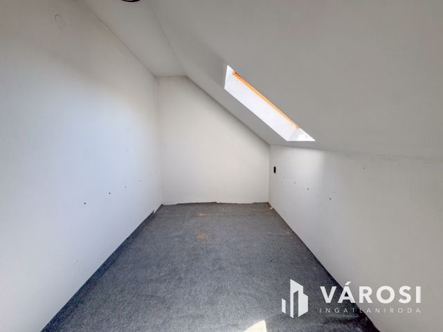 Jó lokáció, sok szoba, nagy telek