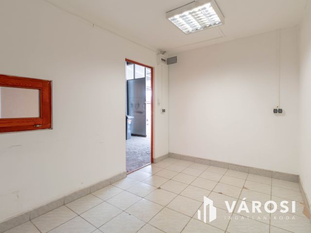 800 m2-es raktár irodablokkal M0 lehajtótól 3 km-re