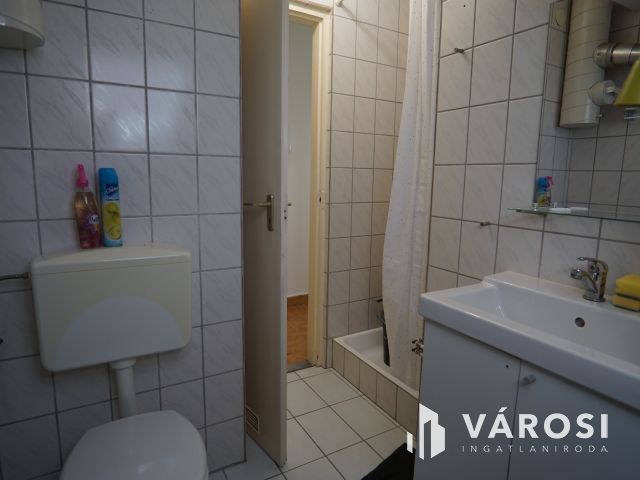 Eladó kis lakás a Belváros szívében!